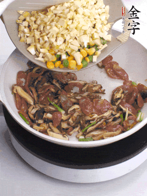 鍋里熱油，爆香蔥白，下香腸片炒至微微出油，加時蔬粒、香菇粒、春筍粒翻炒均勻。