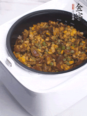 電飯煲按煮飯鍵，出鍋撒蔥花。