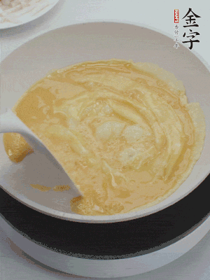 2個(gè)雞蛋炒散。