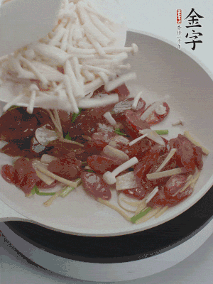 放白玉菇、青紅辣椒、雞蛋。