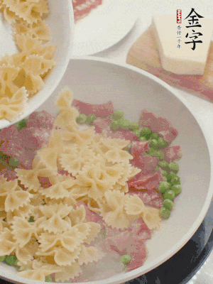 1小勺鹽調(diào)味，混合一起燉煮一下。