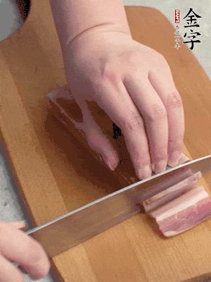 百合切去頭尾，分開(kāi)洗凈;咸肉切薄片。