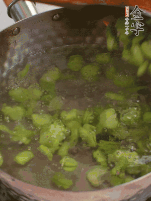 鍋中水沸，放一撮鹽，下蠶豆豆瓣焯3分鐘，下百合，3秒撈出，一起撈出瀝水。