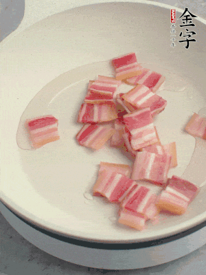 鍋中少許油，金字淡咸肉煸香。