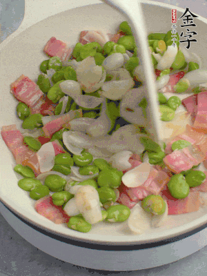 放蠶豆豆瓣、百合炒勻。
