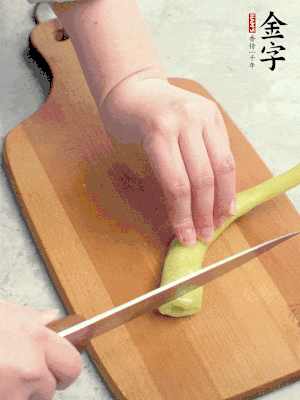 蔥切段，姜切絲，辣椒斜切成塊。
