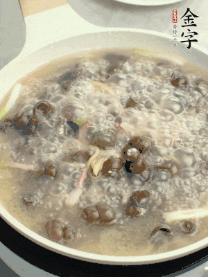 放辣椒，加一點(diǎn)鹽、糖，大火翻炒。
