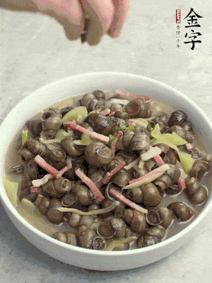 出鍋，撒點(diǎn)蔥花。