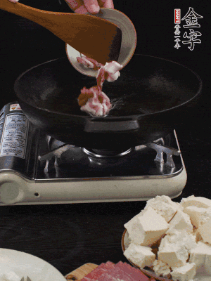 冷油潤(rùn)鍋，下五花肉煸香。