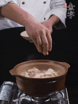 下蝦仁干，煮5分鐘。撒蒜葉，煮1分鐘。