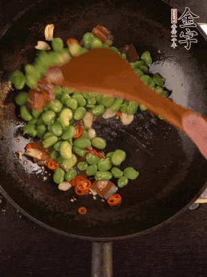 再下蠶豆煸炒，加1勺料酒調(diào)味。