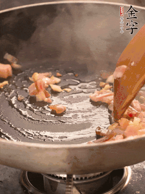 熱油爆香大蒜粒，煸香咸肉丁，淋一勺黃酒調(diào)味。