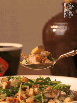 出鍋前嘗味，味淡加點(diǎn)鹽。