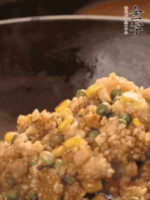 再下糯米，1勺蠔油、2勺生抽調(diào)味翻炒均勻。