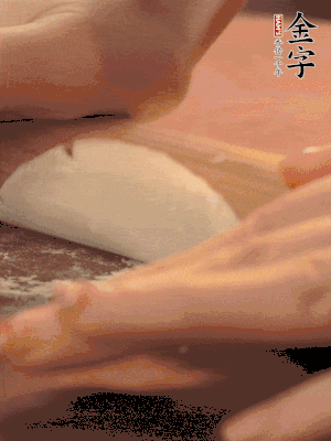 餃子皮邊緣搟薄，整體搟成1.5倍大小。