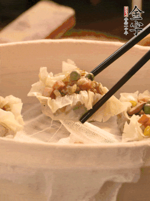 包好的燒賣放在蒸籠上，水開后蒸8分鐘左右。