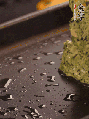 熱鍋擦一下油，下面糊攤平。