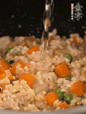把食材轉(zhuǎn)移到電飯鍋中，倒入點(diǎn)清水，正常煮飯。