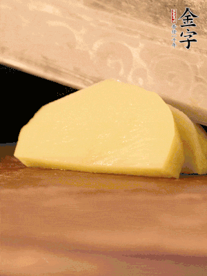 土豆去皮切丁。水開后，放入鍋中煮2-3分鐘，撈出瀝干水分。