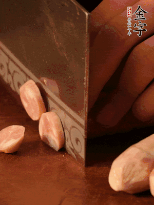 金字烤腸切圓片。