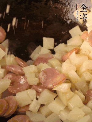 再放烤腸片煎熟。撒點(diǎn)鹽、孜然粉、辣椒面。