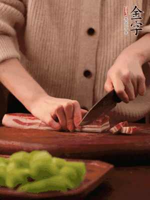 金字淡咸肉切片，冷水入鍋，加姜片、料酒略焯水。同步，五花肉切塊焯水。