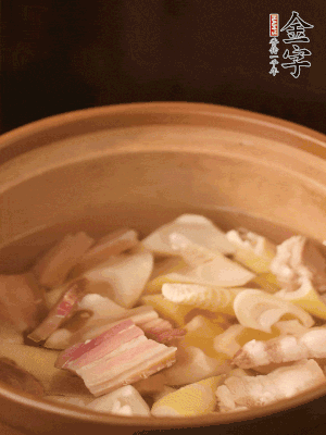 春筍、咸肉、咸肉一起入砂鍋，加姜片、料酒、清水大火煮沸到湯色變白。轉小火慢篤半小時。