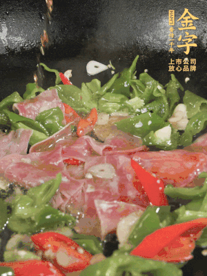 再下蒸炒火腿煸炒，加少許白糖提鮮。