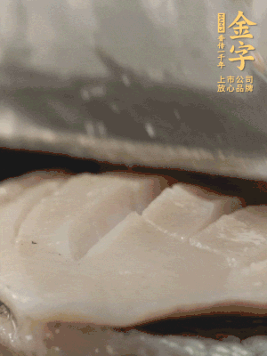 鮑魚(yú)用勺子撬出來(lái)，去掉內(nèi)臟和牙齒，加面粉、白醋、鹽、啤酒抓一下，清水洗凈，切花刀。