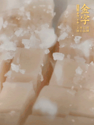鮑魚(yú)中加點(diǎn)鹽、蠔油抓拌一下。