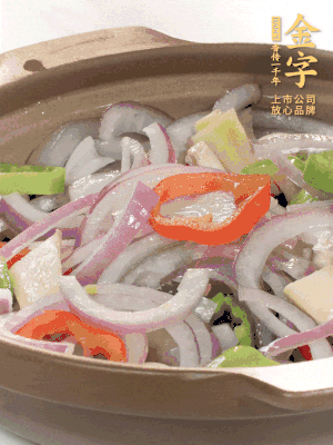 砂鍋底鋪上香菜，放上料頭，再放上焯過(guò)水的鮑魚(yú)殼。