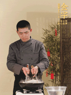 整只土雞冷水下鍋，加蔥姜、料酒焯水，撈出后用溫水清洗干凈。