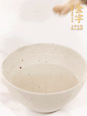 羊肚菌流水洗凈2遍后，溫水泡發(fā)15-20分鐘。