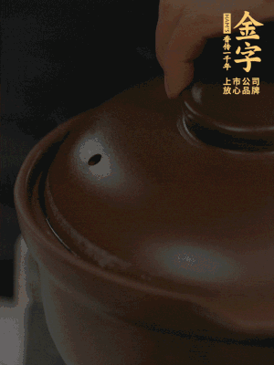 雞、火腿、姜片一起放入砂鍋中，大火轉(zhuǎn)小火燉2小時(shí)。