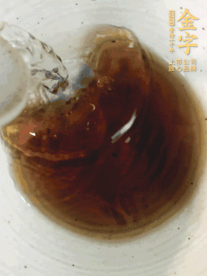 黃酒中加清水、蒸魚豉油、白砂糖混合均勻。