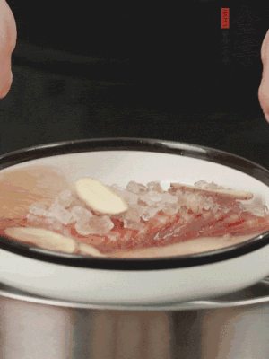 置于盤中，加冰糖100g、黃酒100g、水200g，上鍋蒸20分鐘。