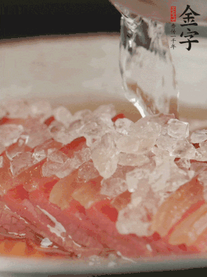 依舊放上冰糖100g、黃酒100g、水200g，鍋中再蒸15分鐘。