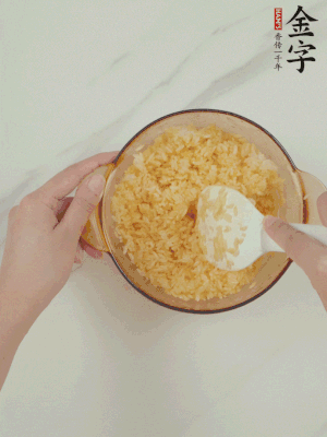 隔夜剩米飯加蛋黃攪拌均勻。