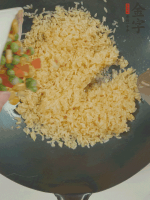 下豌豆粒、胡蘿卜粒、玉米粒。（買(mǎi)現(xiàn)成冷凍的雜菜即可，非常方便）