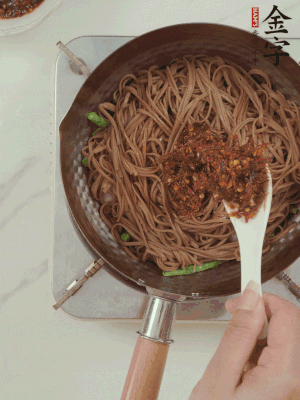 下蕎麥面，淋上少許醬油，加2勺金字火腿大師醬略翻炒即可。