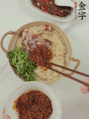 在面上鋪魷魚、香菜、金字火腿大師醬。