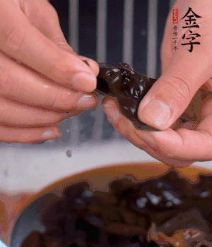 木耳冷水泡發(fā)，處理成小塊。（如果是小木耳就不用切了）