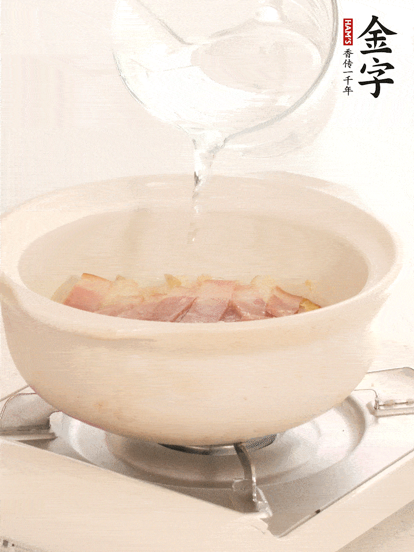 放入火腿片，加開水，再加入豆腐