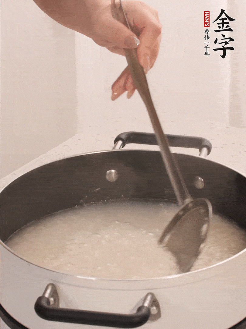 香菇、土豆、胡蘿卜、金字土香腸切小塊。