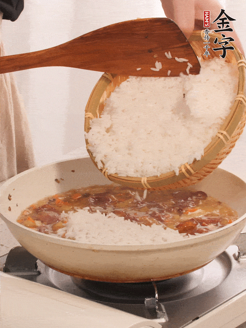 熱鍋燒油，香腸煸出油，加姜片去腥，加土豆、胡蘿卜、香菇翻炒到半熟，隨后加豆角、2小勺鹽、1大勺生抽，煸炒均勻。
