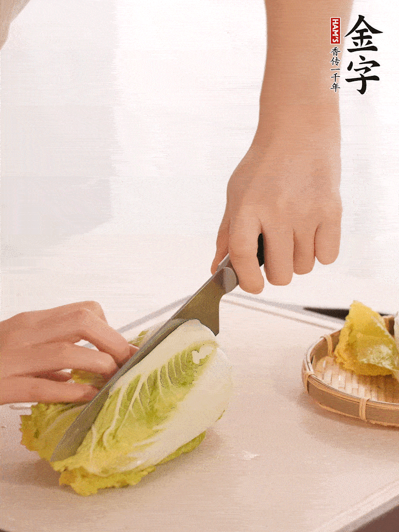 生姜切末，白菜改刀成成塊。