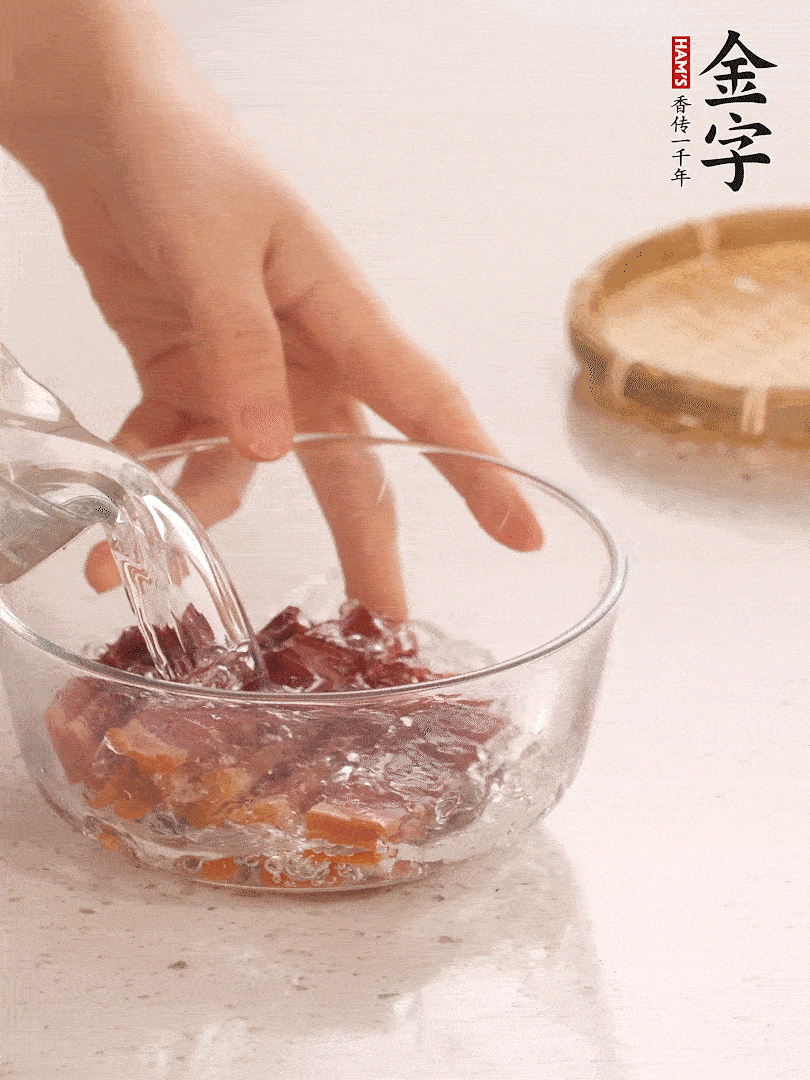 金字火腿切片，溫水泡5分鐘。