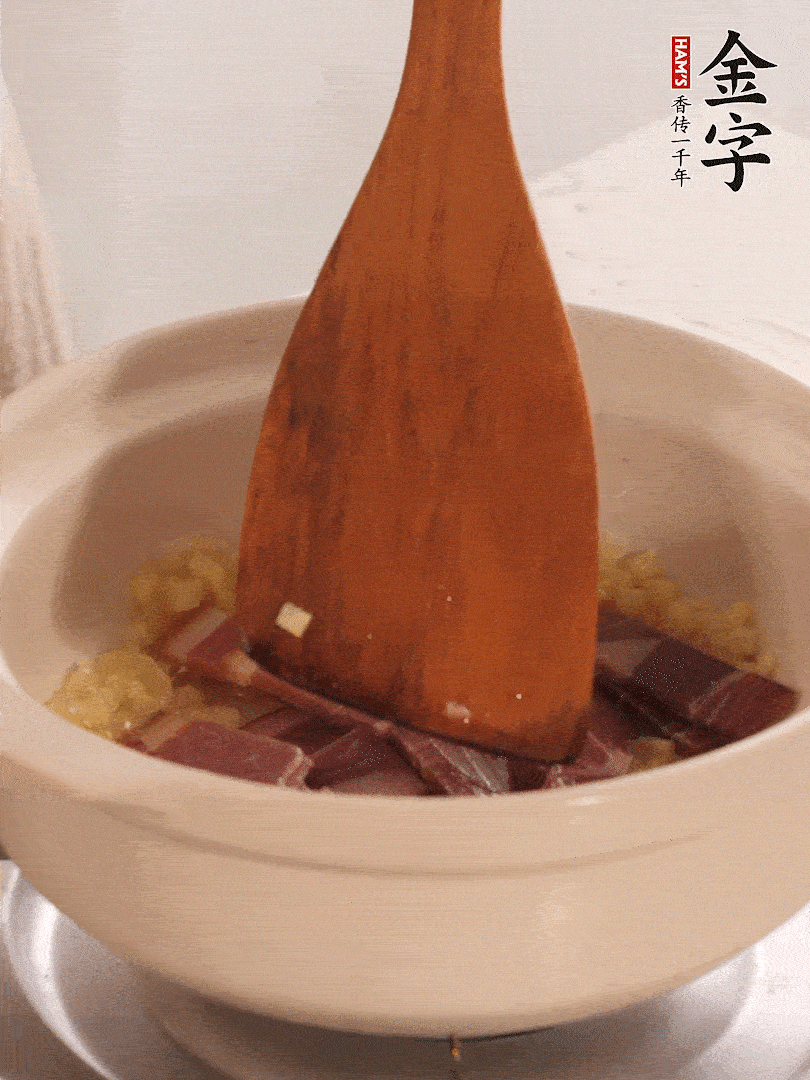 加熱水，加入白菜蓋上蓋子煨煮3分鐘。