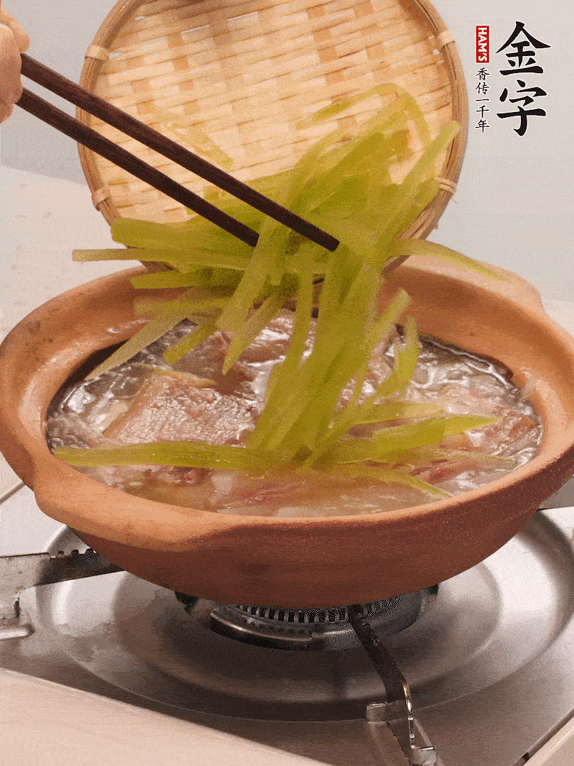 放入白蘿卜絲繼續(xù)炒軟炒至透明狀。
