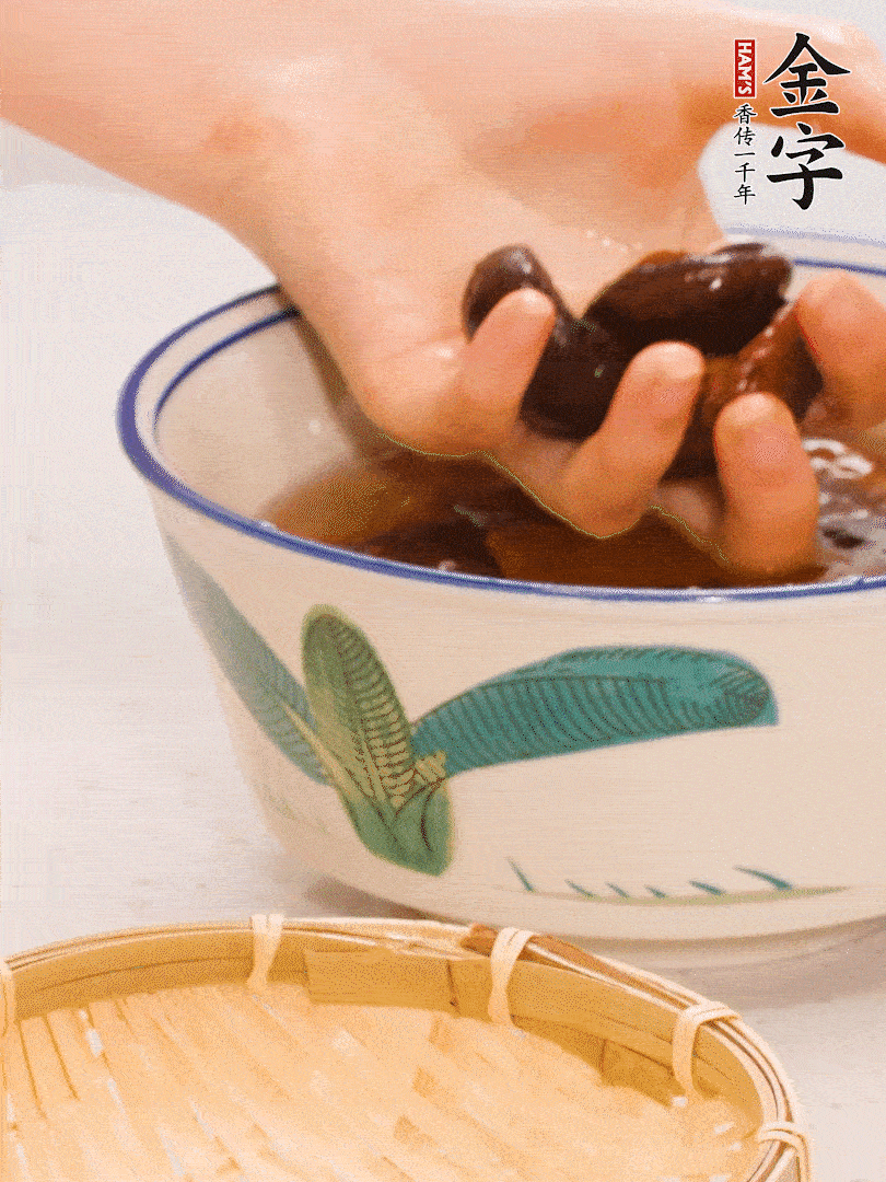 干香菇提前泡發(fā)切片，泡香菇水留著備用。